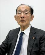 　取材に応じる船井電機会長で元環境相の原田義昭氏＝１５日午前、東京都中央区