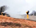 新たに導入された人工降雪機。霧状の水を氷点下の空気中で凍らせて雪を作る＝香美町村岡区大笹のハチ北スキー場（鉢伏開発観光ハチ北事務所提供）