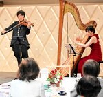 バイオリンとハープの美しい音色を奏でる辺見さん（左）と松村さん