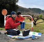 八頭町の風景をスケッチする芸術家＝同町新興寺（大崎さん提供）