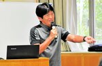 みかた残酷マラソンでのおもてなしを紹介する久保井さん＝３０日、鳥取市のとりぎん文化会館