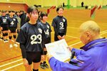 大会を制し表彰状を受け取る豊岡連合バズリーズの選手＝２４日、新温泉町湯の健康公園体育館