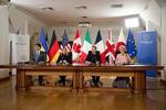 　カナダのトルドー首相（左）、イタリアのメローニ首相（中央左）や、ＥＵのフォンデアライエン欧州委員長（右）と並んでテレビ会議に出席するウクライナのゼレンスキー大統領＝２４日、キーウ（ロイター＝共同）