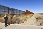 　米テキサス州エルパソのメキシコ国境に建設された壁＝１月（共同）