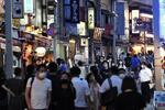 　居酒屋などが並ぶ東京・上野の通りを歩く大勢の人たち＝２０２１年７月