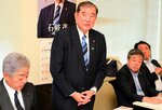 選対本部会議であいさつする石破氏（中央）と陣営幹部ら＝２５日、国会内