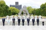 　広島市の平和記念公園で記念写真に納まる岸田首相（中央）、バイデン米大統領（その右）ら＝２０２３年５月