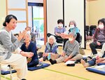 小林さん（左）の指導で足つぼへの理解を深める参加者ら