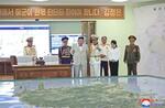 　２７日、朝鮮人民軍海軍司令部を訪れた北朝鮮の金正恩朝鮮労働党総書記（左から３人目）。右から２人目は娘とされる少女（配信元が画像の一部を加工しています、朝鮮中央通信＝共同）