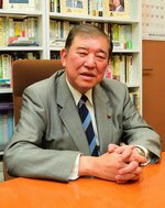 「自民党の信頼を回復しないことには何も始まらない」と語る石破氏＝国会内