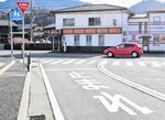 道路に設置された一時停止標識と停止線＝２８日、新温泉町浜坂