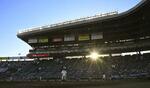 　夏の高校野球で「朝夕２部制」が導入され、行われた夕方の部の試合＝８月８日、甲子園球場