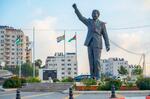 　ヨルダン川西岸ラマラに立つ南アフリカのマンデラ元大統領の像＝１６日（共同）