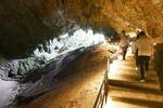 　洞窟内に整備されたウオーキングコースの階段＝２０２３年１２月、タイ・チェンライ郊外（共同）