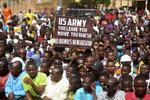 　ニジェールの首都ニアメーで、米軍の駐留に抗議する人々＝４月１３日（ロイター＝共同）