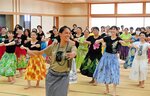 本場ハワイのアーティストから指導を受け、踊りを楽しむ愛好者ら＝６日、湯梨浜町のハワイアロハホール