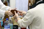　田奈高の「ぴっかりカフェ」で、みそ汁を受け取る生徒（右）＝１０月１９日、横浜市