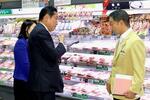 　スーパーマーケットの生鮮食品売り場を視察する岸田首相（左）＝１６日午後、東京都内（代表撮影）