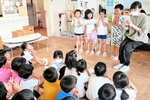 ジェスチャークイズで妖怪「朱の盤」の表情などをまねる子どもたち