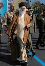 　１０日、イラン軍大学の卒業式に臨む最高指導者ハメネイ師＝テヘラン（最高指導者事務所提供・ＡＰ＝共同）