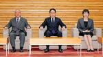 　閣議に臨む（左から）鈴木財務相、岸田首相、高市経済安保相＝１６日午前、首相官邸