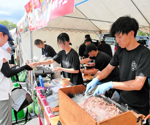 鳥取和牛を使ったグルメを販売する飲食店ブース＝２９日、大山町大山の大山博労座駐車場