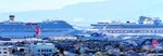 中野岸壁に停泊する「ダイヤモンド・プリンセス」（右）と境夢みなとターミナルに向かう「コスタ・セレーナ」＝１９日、鳥取県境港市