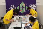 　まんが甲子園が開幕し、作品に取り組む函館高の生徒たち＝５日午前、高知市