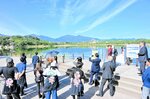 雪岳山を望む永郎湖畔を視察する米子市訪問団。豊かな自然に恵まれている点など鳥取県西部地域と共通点も多い＝６日、韓国・束草市