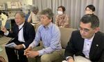 　和歌山市役所で行われた男性遺族の支援団体の記者会見。前列中央は西泰伸共同代表＝１４日午後