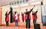 「大漁祝い節」の踊りを披露する小学生グループ「ささゆり」のメンバーたち＝３日、新温泉町浜坂の文化会館