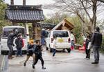 　能登半島地震で壊れた門などが残る妙圀寺の庭で、支援ボランティアの学生らと遊ぶ子どもたち＝２０２４年３月、石川県七尾市（ナンバープレートを加工しています）