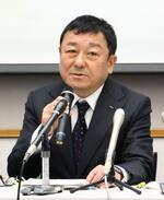 　記者会見する東京電力柏崎刈羽原発の稲垣武之所長＝２７日午前、新潟県刈羽村