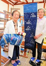 和紙を折り込んだ倉吉絣を展示する福井さん（左）と教室生の一人、横山さん＝倉吉市小田の伯耆しあわせの郷