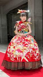 　パリ・コレクションでのドレスを着た菜桜さん（母親の由美さん提供）