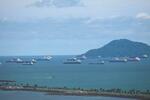 　パナマ市沖の太平洋上でパナマ運河の通過に向けて待機する貨物船＝８月２５日（ＡＰ＝共同）