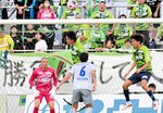 鳥取―今治　ガイナーレは前半３７分、二階堂（中央奥）が相手クロスを頭でクリアする＝Ａｘｉｓバードスタジアム