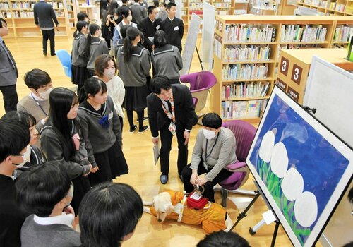 それぞれの感性で作品を紹介する生徒たち＝１３日、鳥取市国府町新通り３丁目の青翔開智高