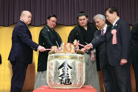 　大関昇進披露宴で鏡開きをする（左から）日本相撲協会の八角理事長、師匠の二所ノ関親方、大の里ら＝１１日、東京都内のホテル（代表撮影）