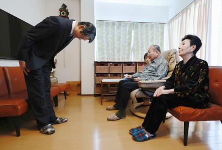 　袴田巌さんと姉ひで子さんに謝罪する静岡地検の山田英夫検事正（左）＝２７日午前、浜松市（代表撮影）