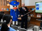 防犯対策を説明する県警の職員＝２３日、鳥取市桜谷の鳥取トヨペット桜谷店