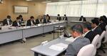 　富山市立中の女子生徒自殺に関する第三者委員会調査報告書について説明を受ける市議（手前）ら＝２９日午前、富山市