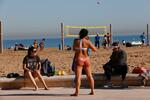 　暖かい冬の日に、スペイン・バレンシアのビーチに繰り出した人たち＝１月２５日（ロイター＝共同）