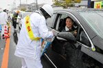 ドライバーに安全運転を呼びかける関係者