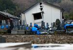 　地震で倒壊した墓石＝２４日、石川県輪島市