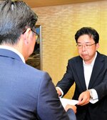 伊木市長に検証結果報告書を提出する崎田委員長（右）＝１７日、米子市役所