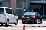 　警視庁が警察学校で開いた採用イベントで、警護車から身を乗り出して一般車両の接近を制止するＳＰ＝２６日午前、東京都府中市