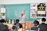 日本酒の製造過程や無形文化遺産登録について解説する岡本社長＝１９日、新温泉町細田の夢が丘中