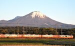 夕日に赤く照らされた大山の麓を走行する特急やくも＝２０日、鳥取県伯耆町吉長