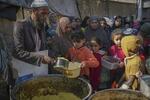 　ガザ中部デールバラハで食料を受け取るパレスチナ人の子どもたち＝１１月（ＡＰ＝共同）